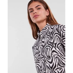 Pieces denim skjorte PCNURSEL - Bright White Black Zebra